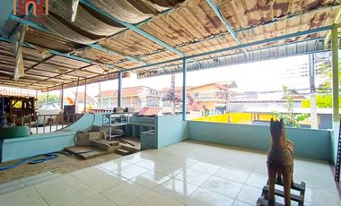 Selling a townhouse in the Thara Buasawan project, on the main road of Asia, Mahathep Alley, near Central Nakhon Sawan SU