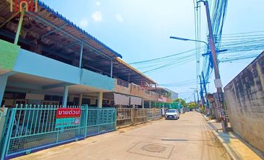 Selling a townhouse in the Thara Buasawan project, on the main road of Asia, Mahathep Alley, near Central Nakhon Sawan SU