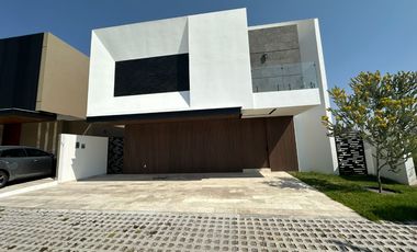 Casa con alberca en Fracc. La Espiga, Querétaro.