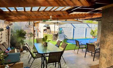 SE VENDE HERMOSA Y ACOGEDORA CASA CON PISCINA A PASOS DE LA ESTACIÓN SARGENTO ALDEA EN VILLA ALEMANA - V REGIÓN!