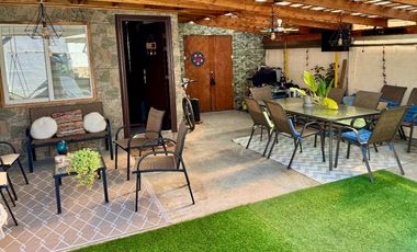 SE VENDE HERMOSA Y ACOGEDORA CASA CON PISCINA A PASOS DE LA ESTACIÓN SARGENTO ALDEA EN VILLA ALEMANA - V REGIÓN!