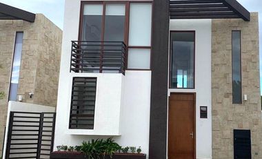 Casa Amoblada en Alquiler - Urbanización Manta Tenis