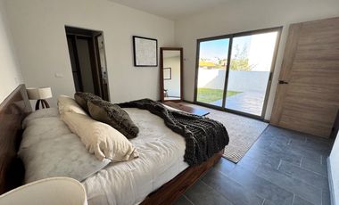 Casa con recámara en PB con vestidor y baño