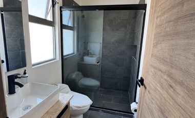 Casa con recámara en PB con vestidor y baño