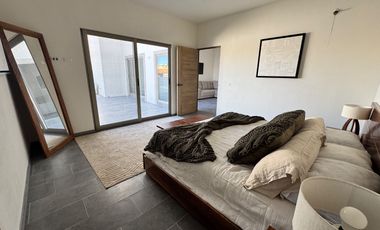 Casa con recámara en PB con vestidor y baño