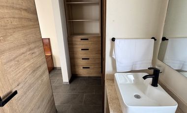 Casa con recámara en PB con vestidor y baño