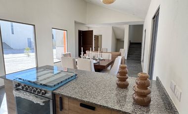 Casa con recámara en PB con vestidor y baño