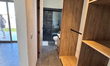 Casa con recámara en PB con vestidor y baño