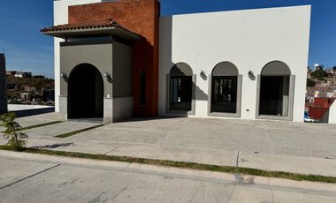 Casa con recámara en PB con vestidor y baño