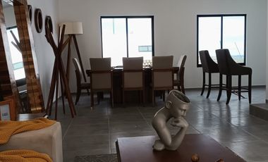 Casa con amplias recamaras y cuarto de juegos