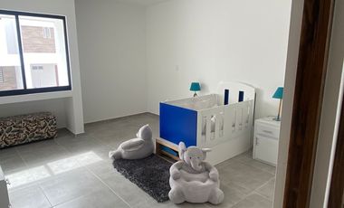Casa con amplias recamaras y cuarto de juegos