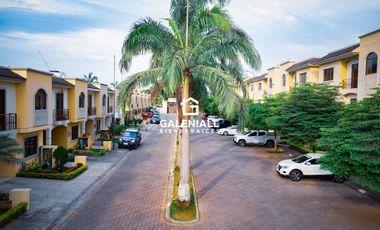 Apartamento de 3 Habitaciones en Venta en Planta Baja en Urb. La Riviera con Patio y Muebles de diseñadora