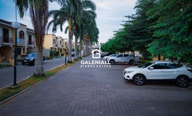 Apartamento de 3 Habitaciones en Venta en Planta Baja en Urb. La Riviera con Patio y Muebles de diseñadora