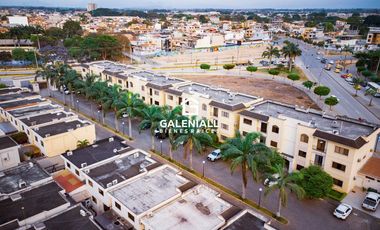 Apartamento de 3 Habitaciones en Venta en Planta Baja en Urb. La Riviera con Patio y Muebles de diseñadora