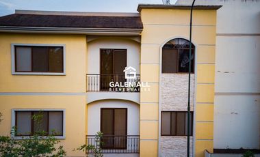 Apartamento de 3 Habitaciones en Venta en Planta Baja en Urb. La Riviera con Patio y Muebles de diseñadora