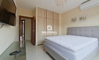 Apartamento de 3 Habitaciones en Venta en Planta Baja en Urb. La Riviera con Patio y Muebles de diseñadora