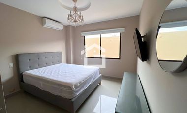 Apartamento de 3 Habitaciones en Venta en Planta Baja en Urb. La Riviera con Patio y Muebles de diseñadora