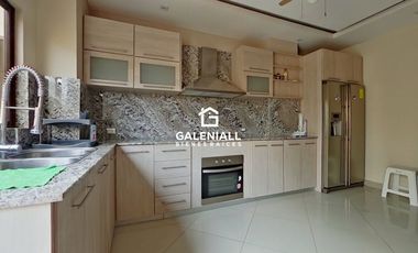 Apartamento de 3 Habitaciones en Venta en Planta Baja en Urb. La Riviera con Patio y Muebles de diseñadora