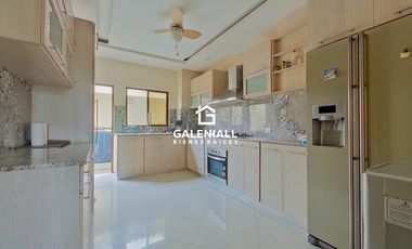 Apartamento de 3 Habitaciones en Venta en Planta Baja en Urb. La Riviera con Patio y Muebles de diseñadora