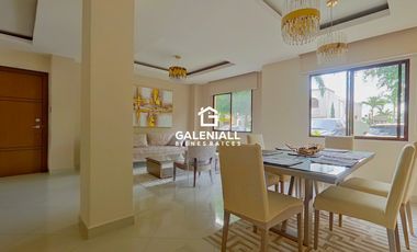Apartamento de 3 Habitaciones en Venta en Planta Baja en Urb. La Riviera con Patio y Muebles de diseñadora