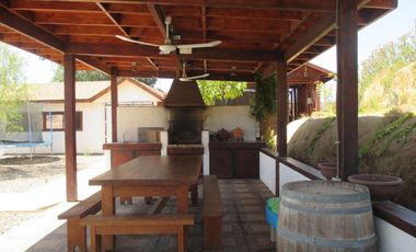 PARCELA CON JARDÍN FORMADO Y CASA CON FINAS TERMINACIONES