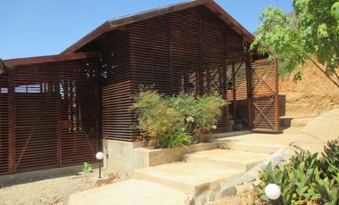 PARCELA CON JARDÍN FORMADO Y CASA CON FINAS TERMINACIONES