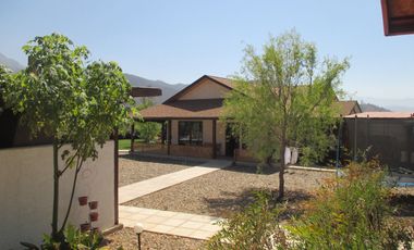 PARCELA CON JARDÍN FORMADO Y CASA CON FINAS TERMINACIONES