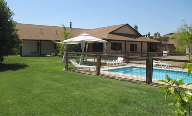 PARCELA CON JARDÍN FORMADO Y CASA CON FINAS TERMINACIONES