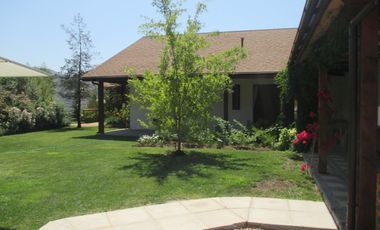 PARCELA CON JARDÍN FORMADO Y CASA CON FINAS TERMINACIONES