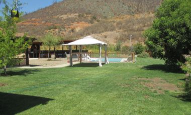 PARCELA CON JARDÍN FORMADO Y CASA CON FINAS TERMINACIONES