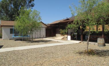 PARCELA CON JARDÍN FORMADO Y CASA CON FINAS TERMINACIONES