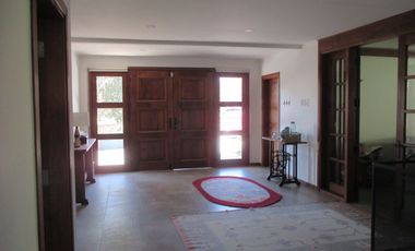 PARCELA CON JARDÍN FORMADO Y CASA CON FINAS TERMINACIONES