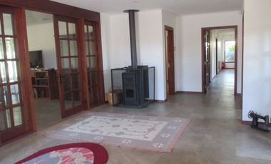 PARCELA CON JARDÍN FORMADO Y CASA CON FINAS TERMINACIONES