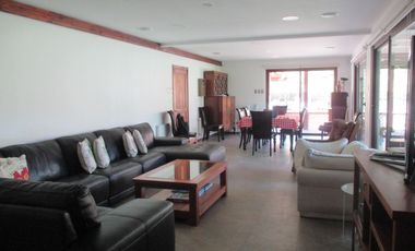 PARCELA CON JARDÍN FORMADO Y CASA CON FINAS TERMINACIONES