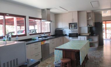 PARCELA CON JARDÍN FORMADO Y CASA CON FINAS TERMINACIONES