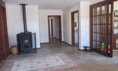 PARCELA CON JARDÍN FORMADO Y CASA CON FINAS TERMINACIONES