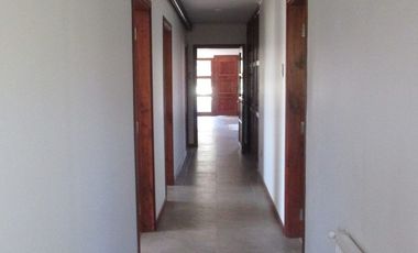 PARCELA CON JARDÍN FORMADO Y CASA CON FINAS TERMINACIONES