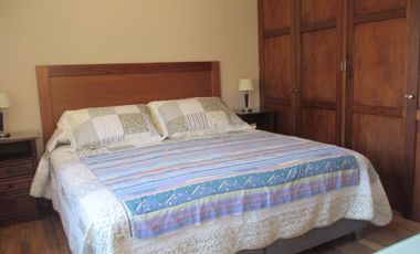 PARCELA CON JARDÍN FORMADO Y CASA CON FINAS TERMINACIONES