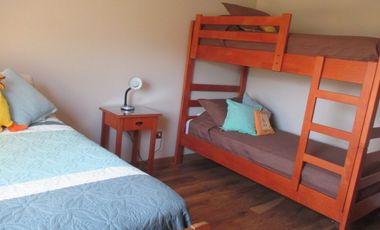 PARCELA CON JARDÍN FORMADO Y CASA CON FINAS TERMINACIONES