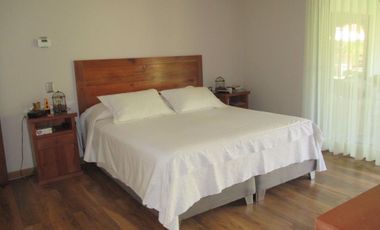 PARCELA CON JARDÍN FORMADO Y CASA CON FINAS TERMINACIONES