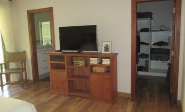 PARCELA CON JARDÍN FORMADO Y CASA CON FINAS TERMINACIONES