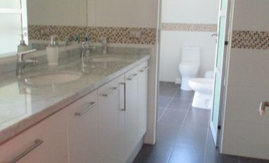 PARCELA CON JARDÍN FORMADO Y CASA CON FINAS TERMINACIONES