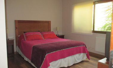 PARCELA CON JARDÍN FORMADO Y CASA CON FINAS TERMINACIONES