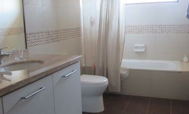 PARCELA CON JARDÍN FORMADO Y CASA CON FINAS TERMINACIONES