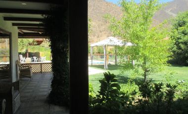 PARCELA CON JARDÍN FORMADO Y CASA CON FINAS TERMINACIONES