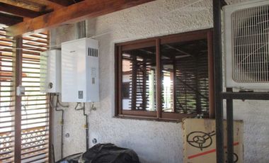 PARCELA CON JARDÍN FORMADO Y CASA CON FINAS TERMINACIONES