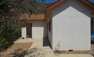 PARCELA CON JARDÍN FORMADO Y CASA CON FINAS TERMINACIONES