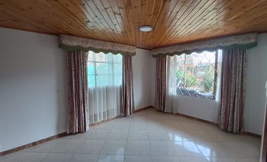 SE ARRIENDA HERMOSA CASA EN EL BARRIO EL CAIRO - CHIA