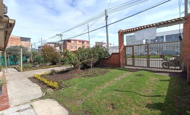 SE ARRIENDA HERMOSA CASA EN EL BARRIO EL CAIRO - CHIA