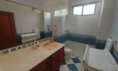 Samborondon, Venta de linda casa 5 dormitorios con Piscina